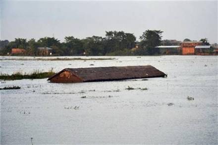 Uttrapradesh Flood, Flood in Uttarpradesh, Nepal Flood, Army Relief, Rohin River, Campierganj, NDRF, Siddharthnagar, Maharajganj, Kheri, Gorakhpur Flood