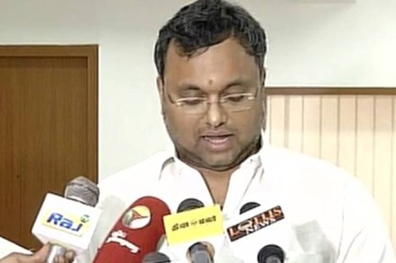 supreme court, karti chidambaram, karti chidambaram appeared in court, karti chidambaram supreme court hearing, p chidamabaram, p chidambaram son