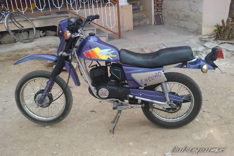 Next up the Kawasaki Bajaj SX 100 Enduro, was the first ever enduro small-capacity dirt-ish bike that we had in the country. It had the much sought after KB100 and some intensely dirt bike looks. It was famously ahead of its time and was utterly turned down by the Indian market. It lived a short life before Bajaj pulled the plug on their enduro program. The strange thing is that while the last two bikes failed the Himalayan which was launched a year ago(with plenty of teething issues) is doing reasonably well. Image Source: xBHP.com