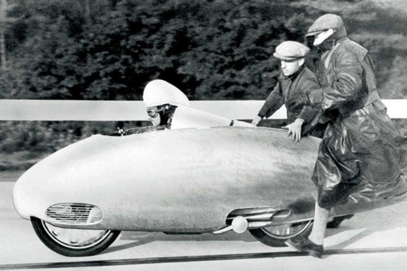 Ernst Henne’s 1937 BMW Kompressor: This is what brought in the dawn of the small but powerful engines. Henne's achieved 277.8 kph in 1937 on a sub-500cc motorcycle. Well, of course, it was not the regular sub-500cc motorcycles that we're used to. It was a superchared 495cc four-stroke engine. (Image: Visordown)