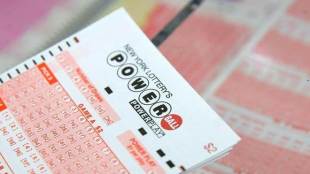 Massachusetts mother, US jackpot win, Mavis Wanczyk, Boston, California, Tennessee, Mercy Medical Center