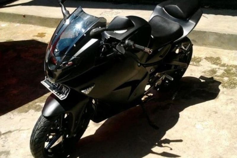 Bajaj is still to launch a full fairing motorcycle, but before that happens Bajaj fans have already found ways to build themselves one. One Pulsar 220 owner invested time and money into the machine pictured above and the result is pretty damn impressive. The Pulsar 220 is painted in matte black, which along with the full fairing makes it look quite like a small Suzuki Hayabusa. (Photo courtesy: Motorbeam)