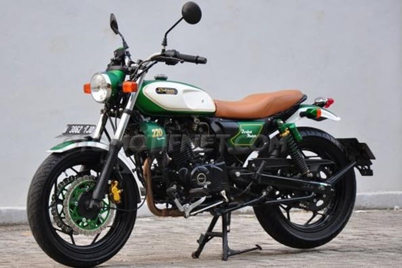 Seems like custom shops in Indonesia know their job rather very well. This is the second one from Indonesia on this list for reasons quite obvious, it is an impressively done job. This used to be a Pulsar 220F and Rudy Gunawan has been able to transform it into a retro-modern motorcycle. (Photo courtesy: Cartoq)