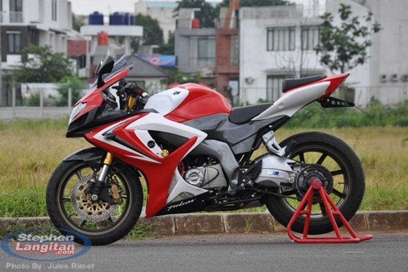 Who doesn't like fully faired motorcycles? Turns out this guy from Indonesia does a lot and he built a this out of a Bajaj Pulsar P220 and this is perhaps one of the nicest makeovers we've seen. The end result looks more like a Suzuki GSXR600, but the original branding has been retained - Pulsar. (Photo courtesy: Stephen Langitan)