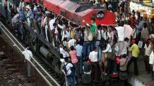 Mumbai‬, ‪Prabhadevi railway station‬‬, Elphinstone road station, Elphinstone road station stampede, Elphinstone stampede, Elphinstone railway station stampede, mumbai local, mumbai local train, mumbai local train images, mumbai local rush, mumbai local train rush