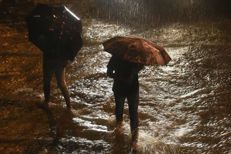 mumbai rains, mumbai rains live, mumbai rains live updates, mumbai weather, rains in mumbai updates, mumbai monsoon, maharashtra weather, Maharashtra rains, Maharashtra monsoon, imd forecast, mumbai flights, mumbai trains, mumbai weather updates, weather update, mumbai airport, train cancelled, flight status, mumbai news, bmc