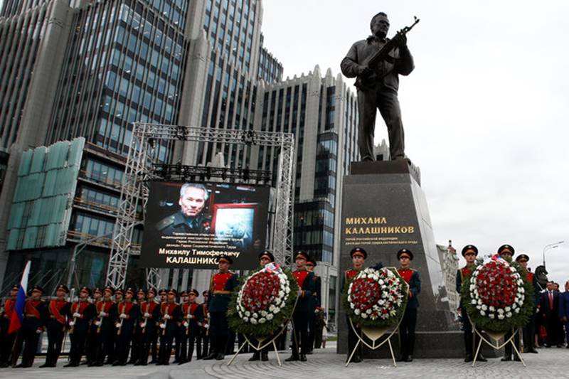 AK-47 rifle, Mikhail Kalashnikov, Kalashnikov monument, AK-47 rifle designer, AK-47 inventor, Kalashnikov, Kalashnikov ak-47, Kalashnikov pics, Kalashnikov monument pics