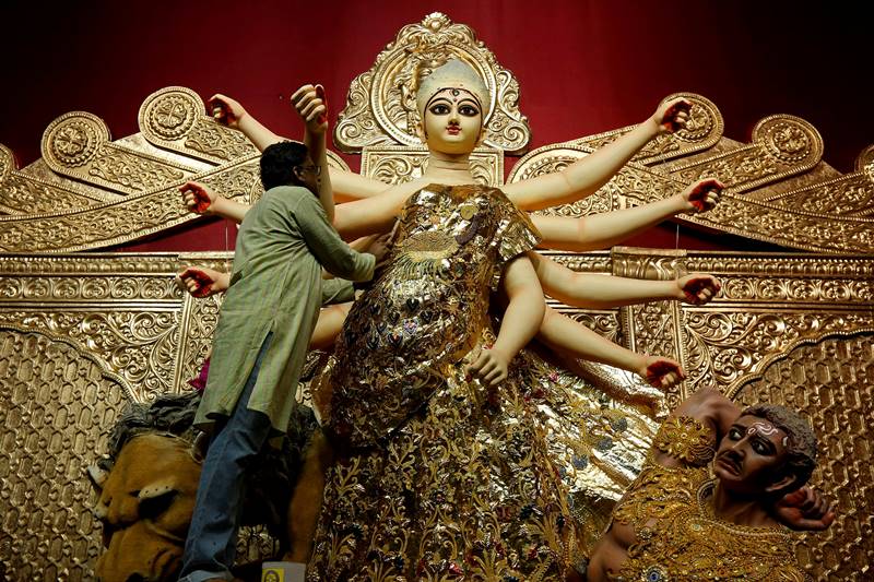 Durga Puja 2017, durga puja, kolkata durga puja, Kolkata, Santosh Mitra Square, Durga idol, Santosh Mitra Square Durga idol, gold saree for Goddess Durga, durga puja festival, durga puja celebrations, durga pujo pics, durga puja pics, kolkata pics