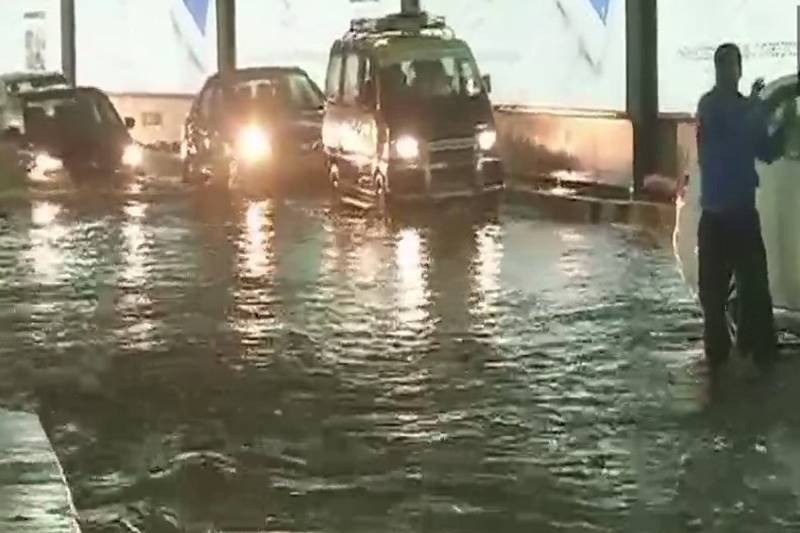 mumbai rains, mumbai rains live, mumbai rains live updates, mumbai weather, rains in mumbai updates, mumbai monsoon, maharashtra weather, Maharashtra rains, Maharashtra monsoon, imd forecast, mumbai flights, mumbai trains, mumbai weather updates, weather update, mumbai airport, train cancelled, flight status, mumbai news, bmc