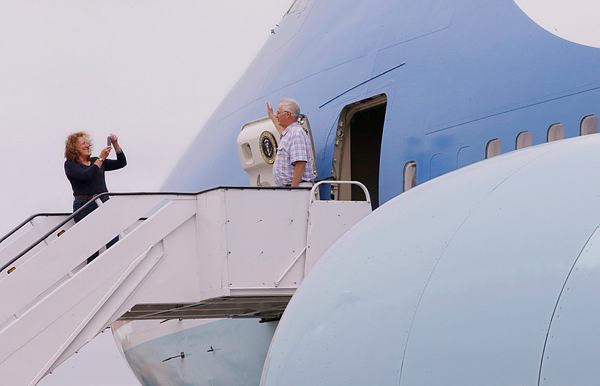US President's Boeing 747, US President's Boeing 747 news, US President's Boeing 747 US first family have a chance to recreate that shot, Boeing 747, US President Boeing 747 Air Force One replica