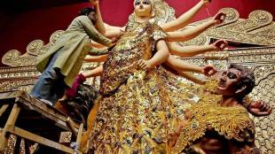Durga Puja 2017, durga puja, kolkata durga puja, Kolkata, Santosh Mitra Square, Durga idol, Santosh Mitra Square Durga idol, gold saree for Goddess Durga, durga puja festival, durga puja celebrations, durga pujo pics, durga puja pics, kolkata pics
