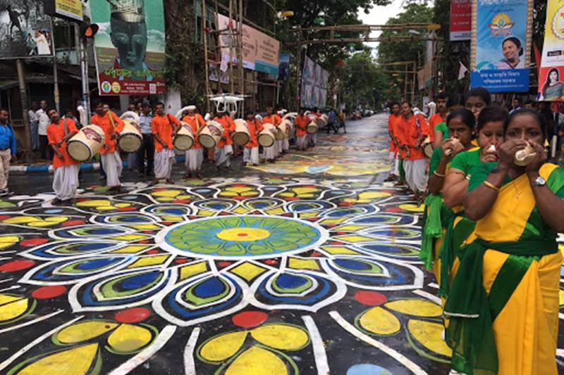 Mahalaya 2017, Mahalaya, Durga Puja, Navratri, when is Mahalaya 2017, when is Mahalaya, Mahalaya Amavasya, Shradh 2017, Significance of Mahalaya, Goddess Durga, Durga Puja calender, Pitra Visarjan 2017 Pita Paksha 2017 amavasya 2017 Durga Puja 2017 amavasya puja vidhi 2017, alpona, kilometer long alpona, alpona design, durga puja pics, aplona pics