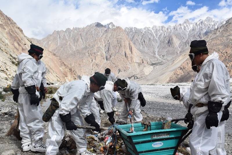indian army, Swach Bharat Abhiyan, Siachen, world highest battlefield, cleanliness drive, cleanliness drive at Siachen, garbage, army pics, siachen pics, latest pics