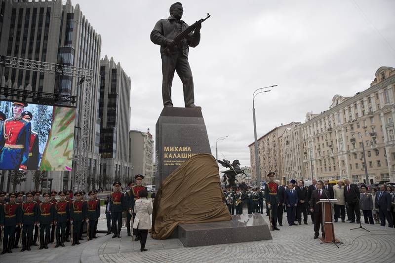 AK-47 rifle, Mikhail Kalashnikov, Kalashnikov monument, AK-47 rifle designer, AK-47 inventor, Kalashnikov, Kalashnikov ak-47, Kalashnikov pics, Kalashnikov monument pics