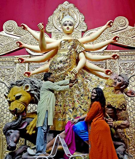 Durga Puja 2017, durga puja, kolkata durga puja, Kolkata, Santosh Mitra Square, Durga idol, Santosh Mitra Square Durga idol, gold saree for Goddess Durga, durga puja festival, durga puja celebrations, durga pujo pics, durga puja pics, kolkata pics