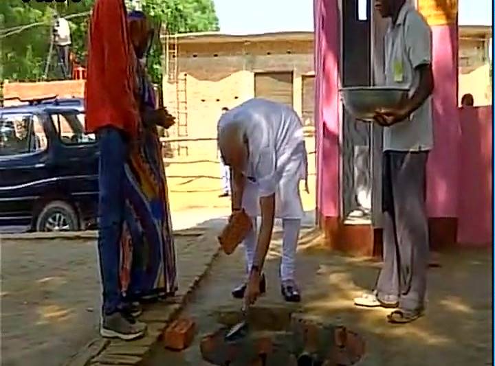 pm narendra modi, modi Varanasi visit, modi varanasi visit updates, yogi adityanath, pm modi, watch modi in varanasi, Pashu Arogya Mela, Farmer's rally, watch modi, modi, pm, Mahamana Express, Lok Sabha, Lok Sabha constituency, Varanasi, Vadodara, Mahamana Express, Yogi Adityanath, Smriti Irani, modi in up, modi in varanasi, pm in up, pm in varanasi, pm Varanasi visit, Durga Mata Temple, Tulsi Manas Temple, UTTAR PRADESH NEWS, UP NEWS