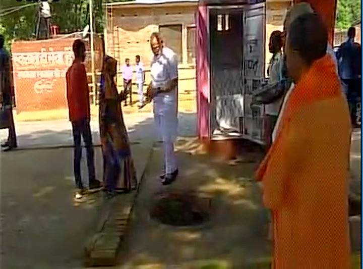 pm narendra modi, modi Varanasi visit, modi varanasi visit updates, yogi adityanath, pm modi, watch modi in varanasi, Pashu Arogya Mela, Farmer's rally, watch modi, modi, pm, Mahamana Express, Lok Sabha, Lok Sabha constituency, Varanasi, Vadodara, Mahamana Express, Yogi Adityanath, Smriti Irani, modi in up, modi in varanasi, pm in up, pm in varanasi, pm Varanasi visit, Durga Mata Temple, Tulsi Manas Temple, UTTAR PRADESH NEWS, UP NEWS