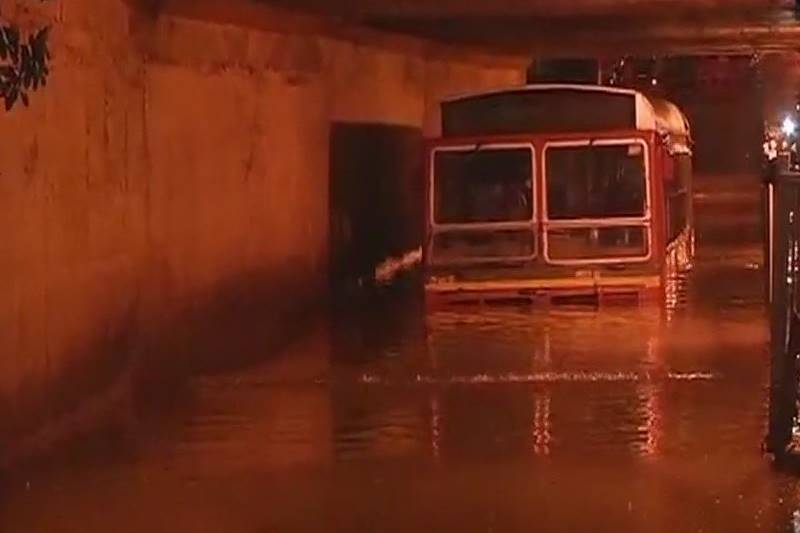 mumbai rains, mumbai rains live, mumbai rains live updates, mumbai weather, rains in mumbai updates, mumbai monsoon, maharashtra weather, Maharashtra rains, Maharashtra monsoon, imd forecast, mumbai flights, mumbai trains, mumbai weather updates, weather update, mumbai airport, train cancelled, flight status, mumbai news, bmc