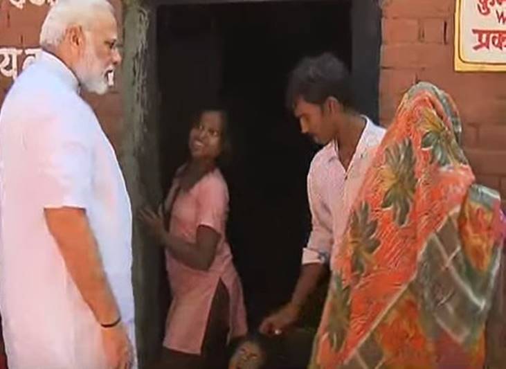 pm narendra modi, modi Varanasi visit, modi varanasi visit updates, yogi adityanath, pm modi, watch modi in varanasi, Pashu Arogya Mela, Farmer's rally, watch modi, modi, pm, Mahamana Express, Lok Sabha, Lok Sabha constituency, Varanasi, Vadodara, Mahamana Express, Yogi Adityanath, Smriti Irani, modi in up, modi in varanasi, pm in up, pm in varanasi, pm Varanasi visit, Durga Mata Temple, Tulsi Manas Temple, UTTAR PRADESH NEWS, UP NEWS