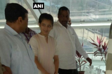 Arvind Kejriwal, Kamal Haasan, Akshara Haasan, Chennai airport, Delhi CM, kejriwal Kamal Haasan meet, chennai, tami nadu Arvind Kejriwal, Kamal Haasan, Akshara Haasan, Chennai airport, Delhi CM, kejriwal Kamal Haasan meet, chennai, tami nadu