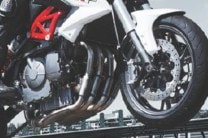 600cc inline4 liquid-cooled DOHC 4-valve per cylinder engine.