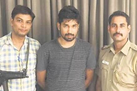 delhi woman, fake text message app, Rs 52,000 fraud, Delhi Police, Rishi Kapoor, Nisha Gajwani, Apple MacBook, Mayur Vihar, Android applications, Android phone, online application, net banking, NEFT fraud