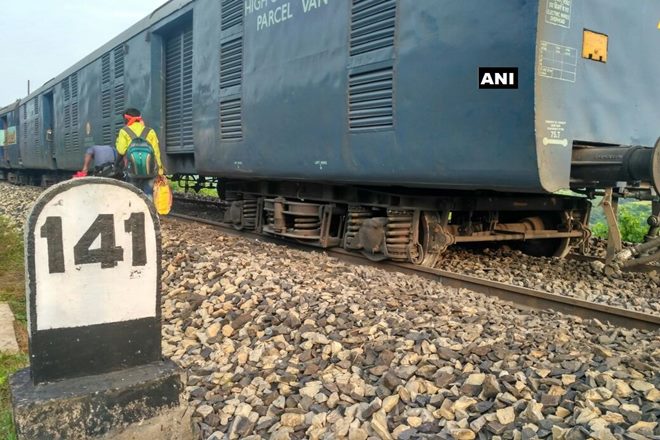 Howrah Jabalpur Shaktikunj Express, Howrah Jabalpu Express, train derails, Howrah Jabalpur Shaktikunj Express derails, rail minister name, new rail minister, suresh prabhu, piyush goyal Howrah Jabalpur Shaktikunj Express, Howrah Jabalpu Express, train derails, Howrah Jabalpur Shaktikunj Express derails, rail minister name, new rail minister, suresh prabhu, piyush goyal