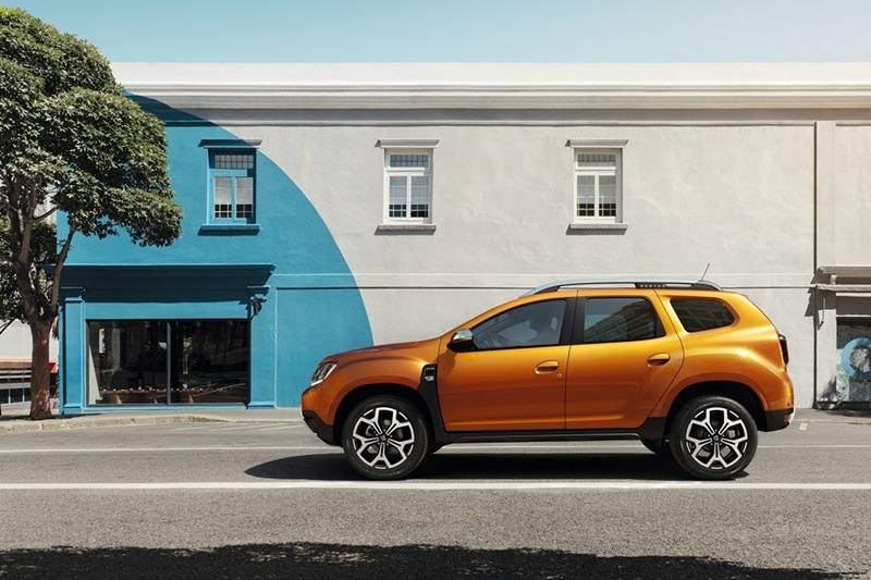 In profile, the Duster looks almost the same, and it is clear that the vital stats have not changed dramatically. The panels, however, have been redesigned. However, what stands out the most are the new shape alloys. The machine cut design paired with the black and chrome wheels make a strong statement on the new Duster.
