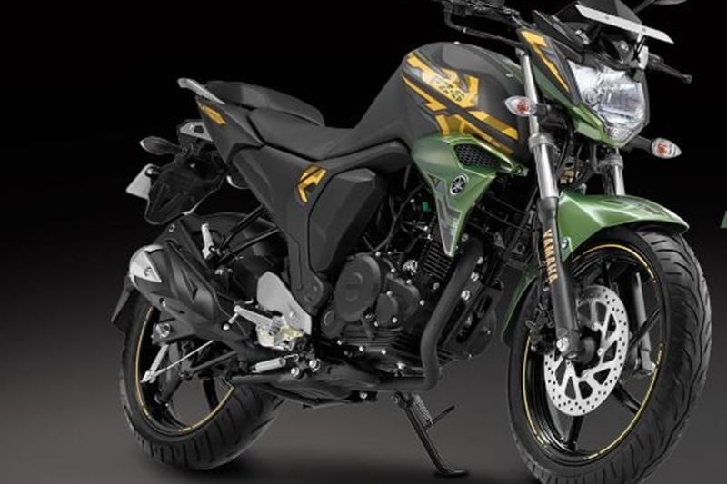 Yamaha FZS FI: The FZ FI comes with a 149cc air-cooled 4-stroke 2-valve unit that makes 12.9 bhp at 8000 rpm and 12.8 Nm of torque at 6000 rpm. It will about 120 kmph of top speed, but has fairly good grunt on the mid rev range and provides comfortable city riding. It is priced in a range of Rs 82,789 to 83,789 (ex-showroom).