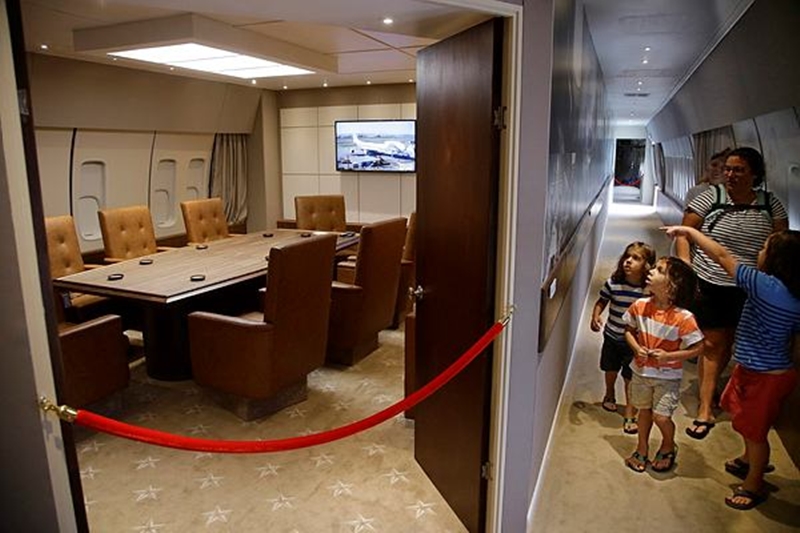 US President's Boeing 747, US President's Boeing 747 news, US President's Boeing 747 US first family have a chance to recreate that shot, Boeing 747, US President Boeing 747 Air Force One replica
