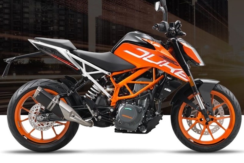 KTM 390 Duke: Anyone with Rs 3 lakh in their hands and wanting to buy a fast machine can not overlook bringing home a KTM 390 Duke. This lightweight motorcycle is by far a winner in its segment. Powered by a 373.2 cc single-cylinder, 4-stroke engine that produces 43.5 hp of power and 37 Nm of torque, and is paired to a 6-speed transmission with slipper clutch and ride-by-wire technology. It is priced at Rs 2.29 lakh (ex-showroom).