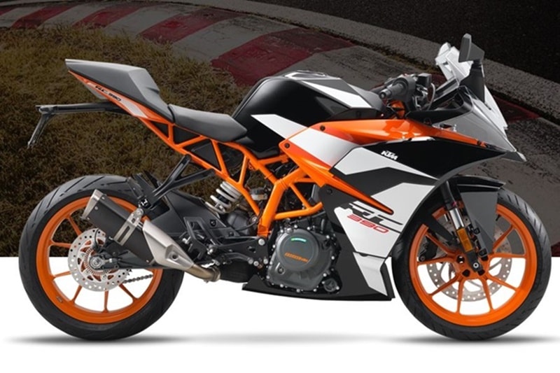 KTM RC390: KTM came to India in alliance with Bajaj and has rolled out some immensely successful motorcycles, including the RC390 and the 390 Duke. The two were refreshed this year. The RC390 is powered by a 373 cc engine paired to a 6-speed transmission with slipper clutch that produces 44 hp of power and 36 Nm of torque. The RC390 is priced at Rs 2.25 lakh (ex-showroom).