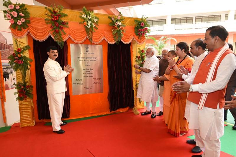 Narendra Modi Varanasi visit, Narendra Modi Varanasi visit news, Narendra Modi Varanasi visit, PM flags off Mahamana Express, PM MODI inaugurates projects worth over Rs 1000 cr. PM MODI visits Durga, Tulsi Manas temples