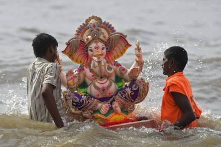 Ganesh Visarjan, Ganesh Visarjan 2017, Ganesh Visarjan 2017 Live, Ganesh Visarjan live, Ganesh Visarjan 2017 live updates, Ganeshotsav, Ganesh chaturthi, Ganesh chaturthi mumbai, Ganesh Visarjan updates, Anant Chaturdashi, Ganesh idol, india news Ganesh Visarjan, Ganesh Visarjan 2017, Ganesh Visarjan 2017 Live, Ganesh Visarjan live, Ganesh Visarjan 2017 live updates, Ganeshotsav, Ganesh chaturthi, Ganesh chaturthi mumbai, Ganesh Visarjan updates, Anant Chaturdashi, Ganesh idol, india news