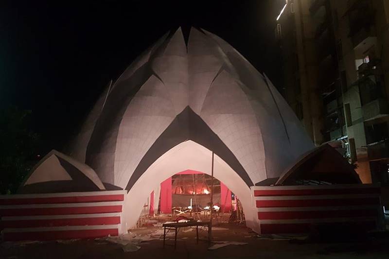 Durga Puja 2017, durga puja, kolkata durga puja, Kolkata, delhi durga puja, cr park durga puja, Durga idol, pandal themes, iconic building themed durga puja, bahubali, mahishmati, Buckingham Palace, big ben, tower bridge, durga puja festival, durga puja celebrations, durga pujo pics, durga puja pics, kolkata pics