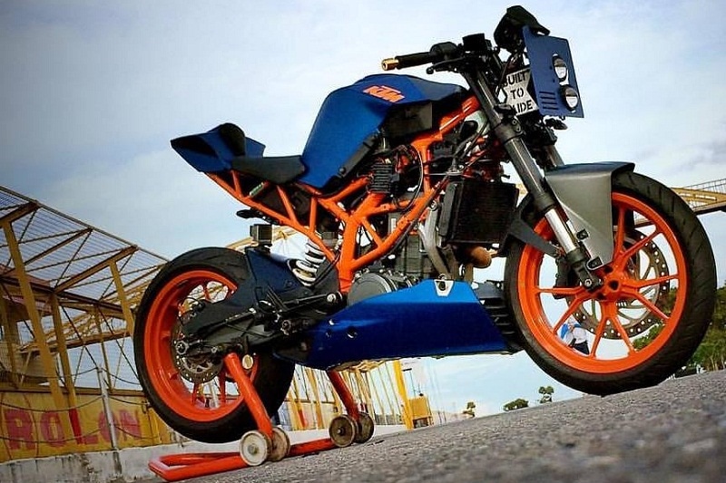 Marla by Faster Wheels is a lighter, faster motorcycle based on the RC 390. The shade of blue is a result of an impeccable wrap job by the team at WrapMeUp. Stripping the RC 390 off its fairing helped it shed weight as much as 20 kg. Not just the fairing, the over-1kg rear sprocket was replaced with a lightweight aluminium one that weighs just 486 grams. It has also been given a slipper clutch from the current 390 Duke and a PowerTRONIC plug-in performance ECU for more revs. The end product is wheelie happy and fast machine. (Image: Faster Wheels/Facebook)