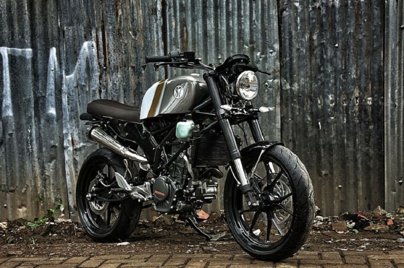 Based on a 200 Duke, Indonesia-based Studio Motor created the Duke Scrambler. The original body was swapped with a handmade one crafted out of 1.2mm galvanized plate and it was given a BMW fuel tank. ‘The Stout’ has customised head and taillight, along with an aftermarket scrambler-style exhaust system. (Image: Biker’s Cafe)