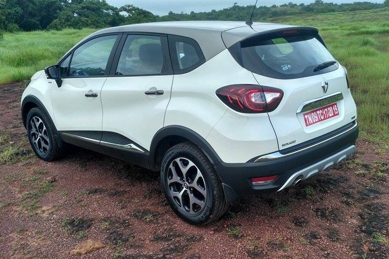 Renault Captur will be powered by both petrol and diesel powertrains. The petrol option will get a 1.5 litre H4K four-cylinder engine that will be mated to a 5-speed manual gearbox. The engine producing 104 hp of power at 5,600 rpm and 142 Nm of torque at 4,000 rpm. The diesel version will be powered by a 1.5 litre K9K common rail injection unit that will develop 108 hp of power at 4,000 rpm and peak torque of 240 Nm at 1,750 rpm. The diesel engine will be paired to 6-speed manual gearbox.