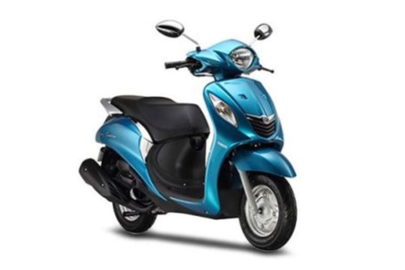 Yamaha’s take-on the retro-modern design is an odd ball no doubt but that does mean it stands out in terms of the competition. It may not be groundbreaking but the contoured panels paired with the retro-oval headlamp give the Fascino a sort of post-modern appeal. The 113 cc motor however makes a disappointing 6.5 hp which means that it marginally lacks in terms of performance.