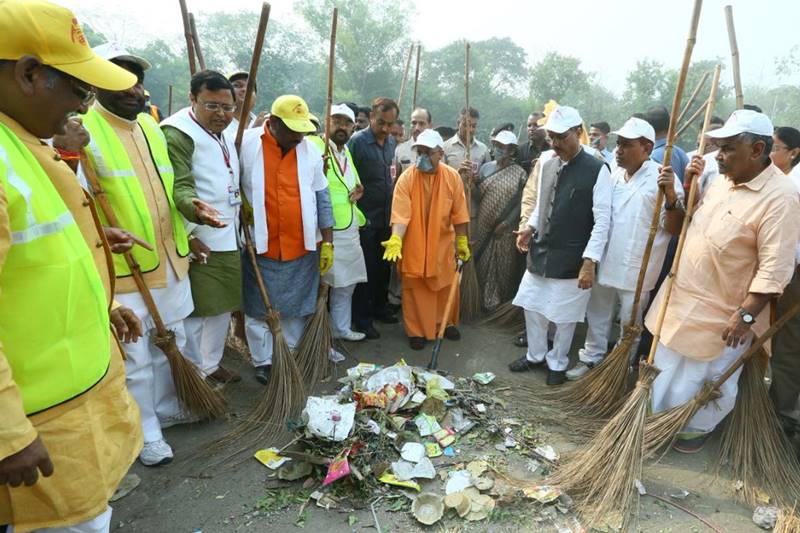adityanath taj visit, adityanath taj visit live, adityanath in taj live, adityanath taj news, adityanath taj visit, adityanath in agra, up cm, sangeet som, Vinay Katiyar, adityanath in taj, taj news, taj mahal news