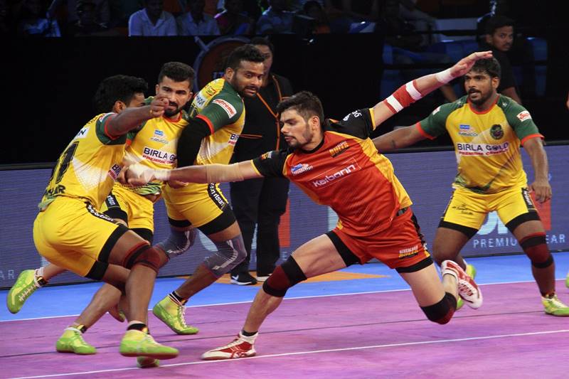 2) Rohit Kumar- The Bengaluru Bulls captain Rohit Kumar burst on to the scene in the third edition of the Pro Kabaddi League when he represented the Patna Pirates. With his dazzling pace and thunderous raids, he soon became a nightmare for the Pirates’ opponent teams and a household name across India. He joined Bulls in the fourth season. Although Rohit had a great fifth season by scoring 219 raid points, the talismanic raider could not take his team to the final. (Twitter)