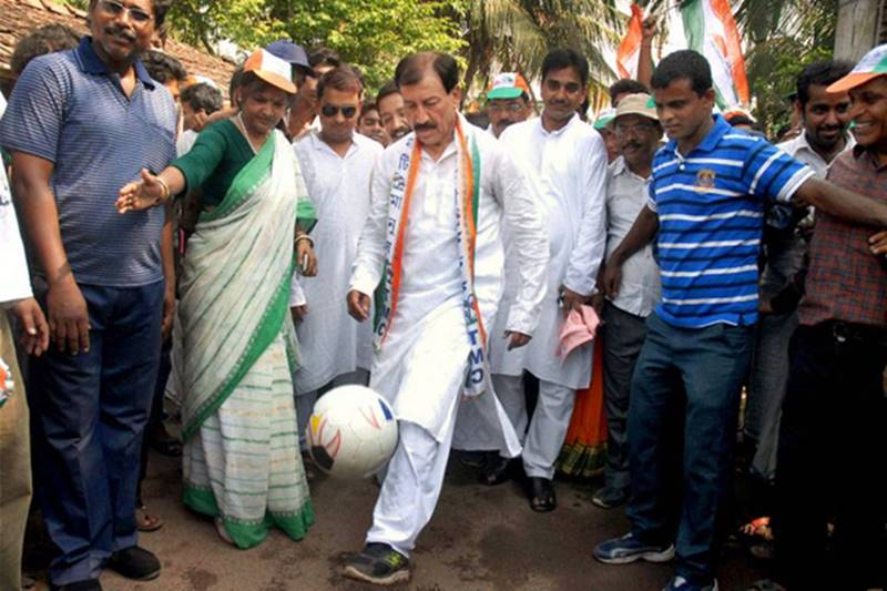 politicians who were sportsmen, sports players turned politicians, indian politicians who turned into sports player, Rahul Gandhi, Rahul Gandhi aikido, rahul gandhi sports, Rajyavardhan Singh Rathore, Aslam Sher Khan, Dilip Tirkey, Prasun Banerjee, Navjot Singh Sidhu