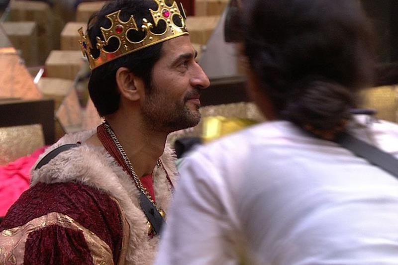 After the task was declared closed, Hiten pronounced Arshi's team as the winner. This also makes her team members eligible for appointment as the first captain of the season. (Bigg Boss Twitter)