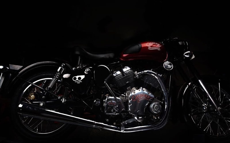For those of you who don’t think that the a standard 500 Royal Enfield makes enough power, but you still want that retro man’s motorcycle styling. There’s a little known workshop based out of Australia, that has exactly what you need meet the Carberry Double Barrell 1000cc. The bike is on sale in India now for a rather understandable Rs 7.35 lakh. Which makes it an interesting proposition.