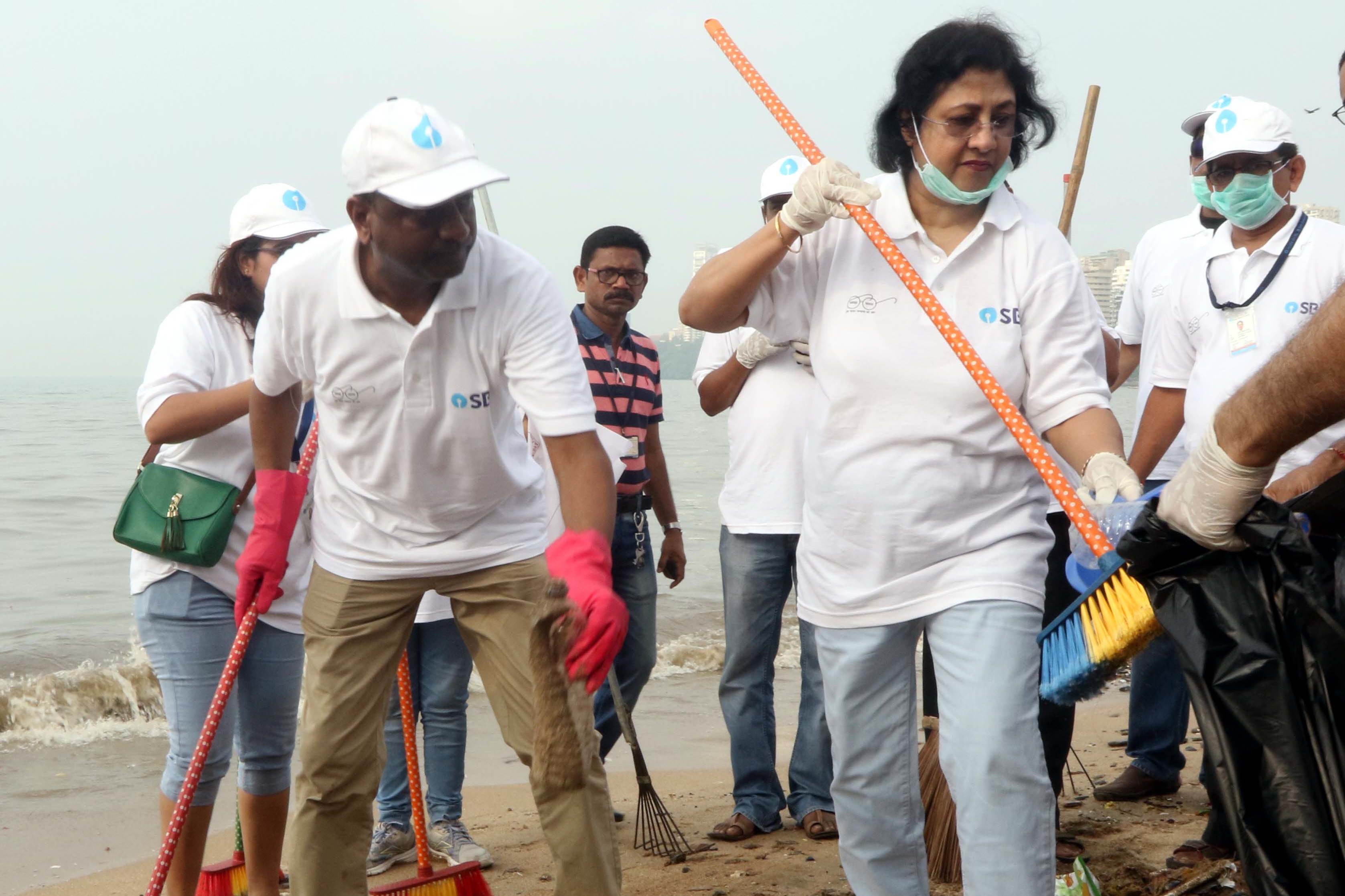 Swachhta Hi Sewa, Swachhta Hi Sewa campaign, Mahatma Gandhi, gandhi jayanti, Narendra Modi, Swachh Bharat Abhiyan, ICICI Bank, Chanda Kochhar, SBI, Arundhati Bhattacharya, Amitabh Bachchan, news