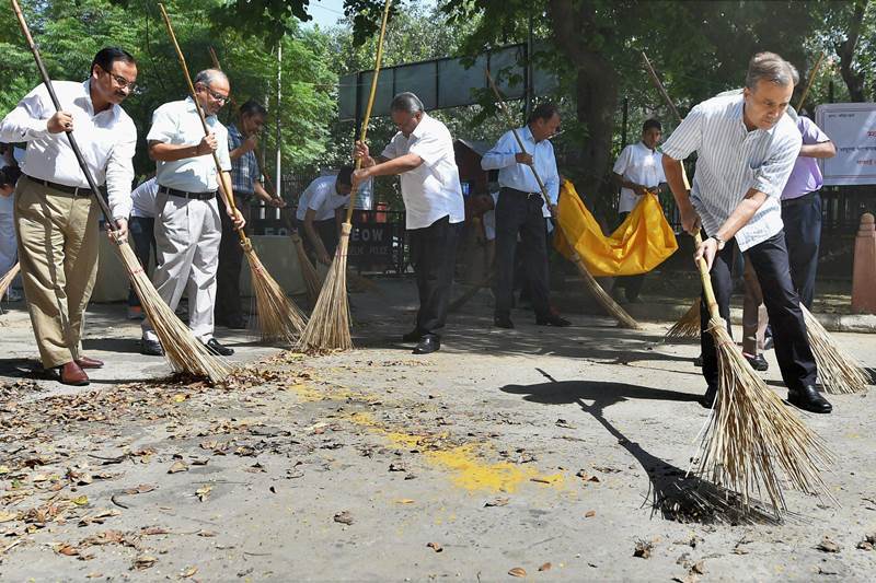 Swachhta Hi Sewa, Swachhta Hi Sewa campaign, Mahatma Gandhi, gandhi jayanti, Narendra Modi, Swachh Bharat Abhiyan, ICICI Bank, Chanda Kochhar, SBI, Arundhati Bhattacharya, Amitabh Bachchan, news