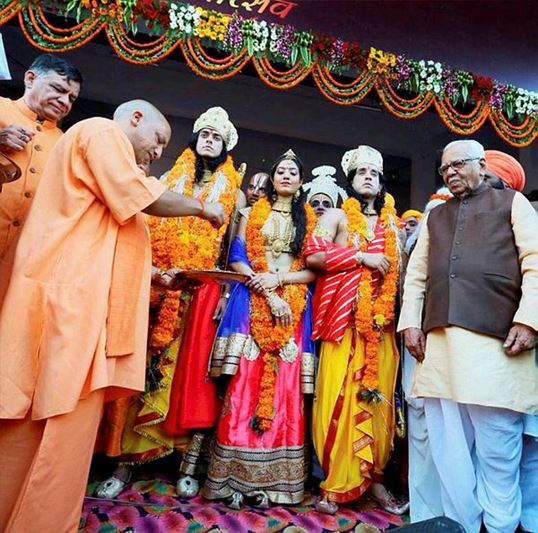 UP Cm adityanath, yogi adityantha, yofi adityanath diwali celebration, diwali celebration, diwali celebration in ayodhya pics, diwali celebration in ayodhya, deepotsav, earthen lamps, guiness book of world record, ramayan, diwali india,