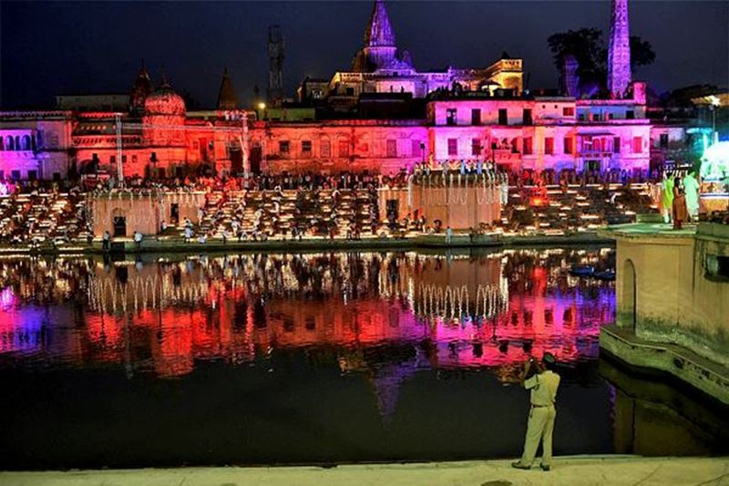 UP Cm adityanath, yogi adityantha, yofi adityanath diwali celebration, diwali celebration, diwali celebration in ayodhya pics, diwali celebration in ayodhya, deepotsav, earthen lamps, guiness book of world record, ramayan, diwali india,