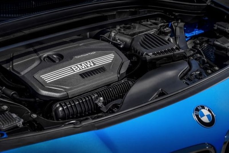 Three engine and transmission variants are offered: the BMW X2 xDrive20i petrol model with 192 hp, plus the X2 xDrive20d diesel variant with 190 hp and X2 xDrive25d diesel with 231 hp. Both diesel cars come as standard with xDrive intelligent all-wheel drive and the eight-speed Steptronic transmission. The petrol model is fitted with the sporty seven-speed Steptronic dual-clutch transmission.