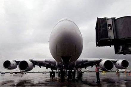 Pothole, Mumbai airport, Heavy rainfall, Flight operations, Taxiways